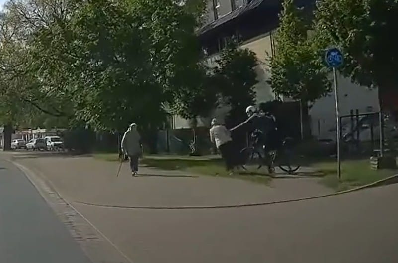Rowerzysta, który popchnął i przewrócił seniorkę, usłyszał zarzuty. Grozi mu do 3 lat pozbawienia wolności Zdjęcie główne wpisu