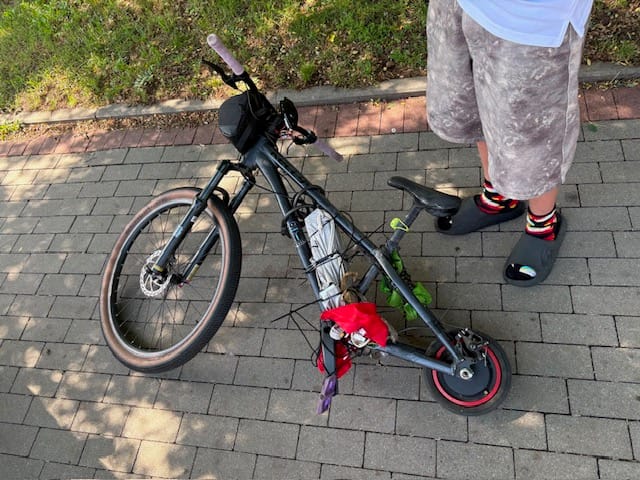 Skrzyżował BMX-a z hulajnogą elektryczną i śmigał po mieście. Rachunek za "wynalazek" zapłacili rodzice Zdjęcie główne wpisu
