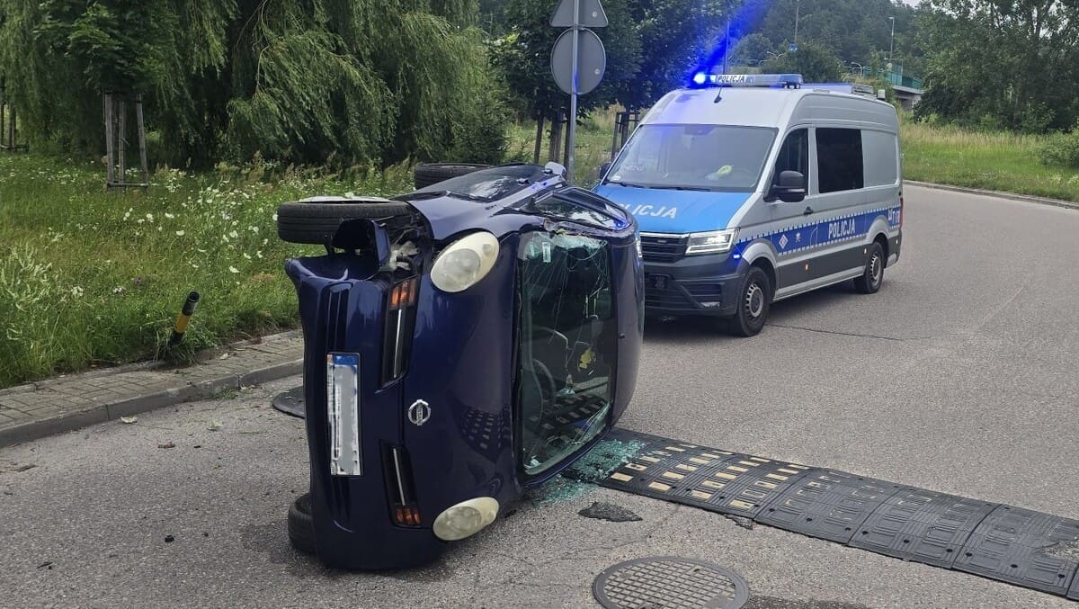Babcia na podwójnym gazie położyła auto na boku. Na pokładzie 9-letnia wnuczka Zdjęcie główne wpisu