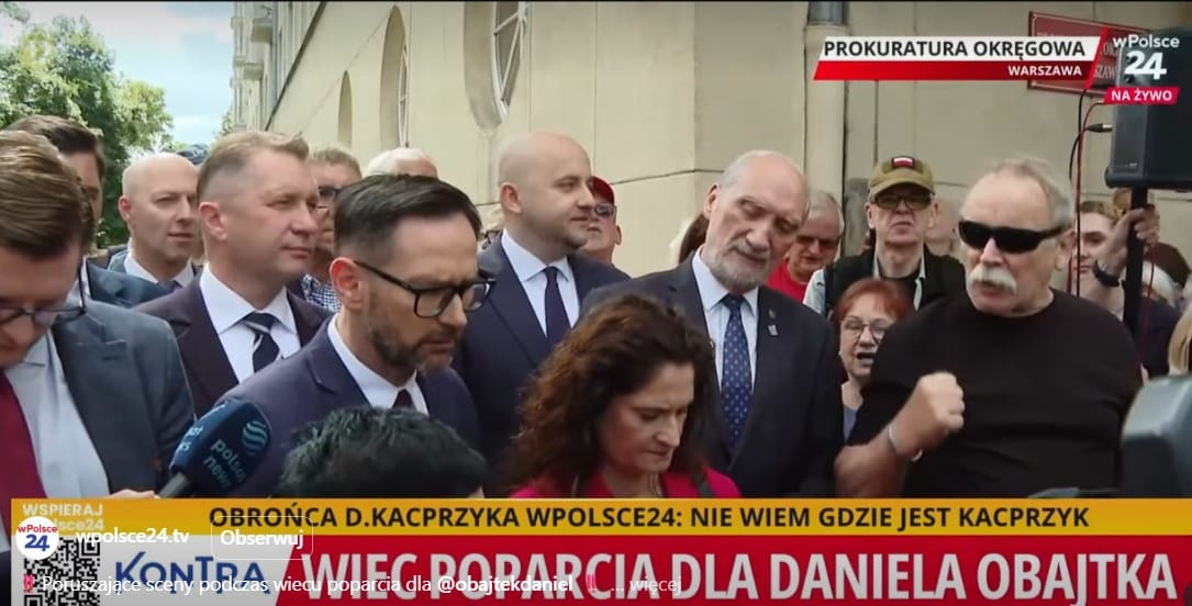 Śpiewy i modlitwy przed prokuraturą. Daniel Obajtek, wspierany przez Macierewicza, stawił się, by usłyszeć zarzuty Zdjęcie główne wpisu