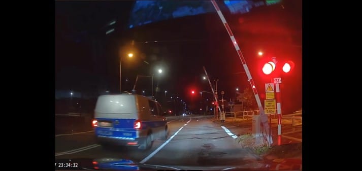 Niecierpliwy policjant nie czekał aż rogatki się całkowicie podniosą. Zdarzenie nagrał taksówkarz Zdjęcie główne wpisu