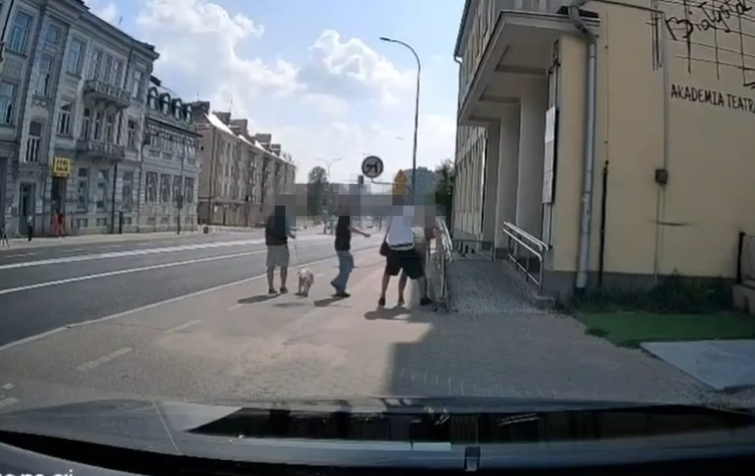 Bity mężczyzna wołał o pomoc w centrum Białegostoku. Do akcji wkroczył policjant po służbie. W sieci opublikowano nagranie. Zdjęcie główne wpisu