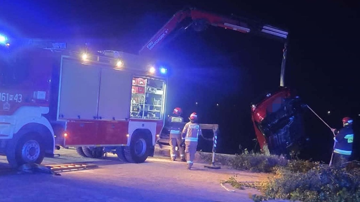 19-latka cofała autem i wjechała do Wisły. 18-letnia pasażerka trafiła do szpitala Zdjęcie główne wpisu