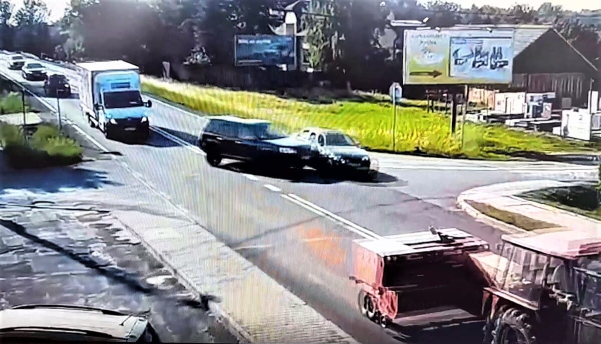 20-latek w BMW wyprzedzał sznur aut przed skrzyżowaniem. Uszkodzony Land Rover i ciągnik rolniczy Zdjęcie główne wpisu
