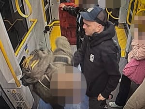 Pobił obywatela USA w tramwaju w Warszawie. Policja opublikowała nagranie i wizerunek poszukiwanego