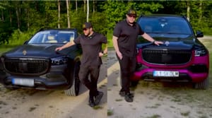„Dopłaty dla artystów jak najwyższe”. Donatan na tle dwóch limuzyn mówi, co sądzi o wsparciu dla twórców