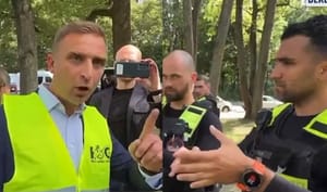 Niemiecki policjant z polskim tłumaczem mówili Bąkiewiczowi co mogą. Nie posłuchali i skończyło się zatrzymaniami.