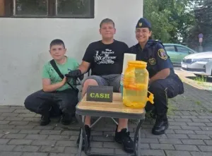 Dostali donos na chłopca sprzedającego lemoniadę. Strażniczki miejskie wszystko od niego kupiły. Okazało się, że zbierał na książki do szkoły.