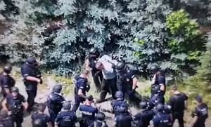 Policja pokazała moment zatrzymania byłego policjanta. Podejrzanego o zabójstwo w Mierzawie ujęto po czterech dniach obławy
