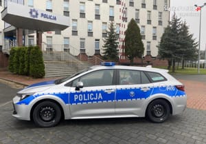 5-latek ze złamaną nogą wyszedł nocą na klatkę i wołał o pomoc. Matka miała prawie 2 promile