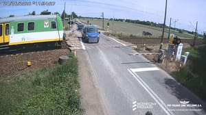 Dostawczak utknął na przejeździe w Witanowie. Chwilę później nadjechał pociąg i doszło do zderzenia