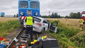 Audi Q5 wjechało wprost pod pociąg towarowy. 41-latek nie miał żadnych szans