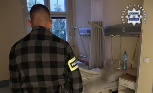 Wtargnął do mieszkania znajomej, oblał ją cieczą i podpalił. Sprawca również trafił do szpitala