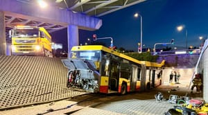 Nieoficjalne przyczyny wypadku autobusu w Warszawie. Pojazd jechał tak, jakby cały czas miał wciśnięty gaz, w sieci pojawiło się nagranie Zdjęcie główne wpisu