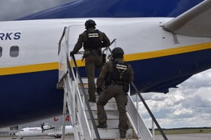 "Konwojowali" pana młodego do samolotu. Dla jednego kawalerski skończył się przed startem z Poznania