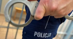 Policjanci interweniowali w sprawie awantury domowej. Pijani rodzice 2-latka zaatakowali funkcjonariuszy