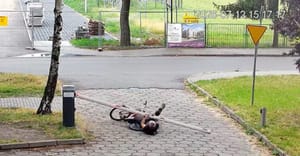 Kluczbork ma nowego bohatera monitoringu - rowerzysta kontra szlaban osiedlowy