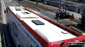 Nieoczekiwany zwrot w sprawie wypadku na przejeździe w Częstochowie. Zarzuty usłyszał kierowca autobusu, który jechał za osobówką