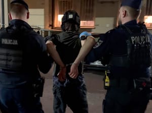 Zaatakował siekierą portierkę na kampusie UW. Mieszko R. nie stanie przed sądem, sąd umorzył postępowanie