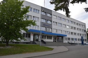 Pijany policjant wjechał radiowozem w ścianę własnej komendy w Chełmie. Miał wyjechać na patrol