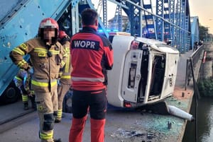 Taksówka zawisła kilka metrów nad Odrą. Dramatyczna akcja służb na moście we Wrocławiu