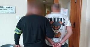 Uciekał przed policją, miał trzy zakazy, sąd nie zdecydował o areszcie. Drugi sąd zmienił zdanie, teraz nikt nie wie, gdzie jest