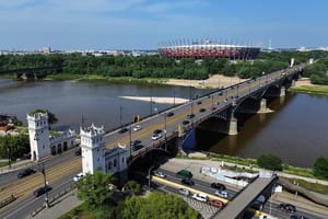 Viralowe nagranie ze sprzeczki na Moście Poniatowskiego. Kierowca Mini wjechał w rowerzystę, potem go zaatakował