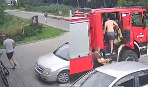 Zaledwie 3 minuty. Niezwykłe nagranie pokazuje błyskawiczną reakcję ochotniczej straży pożarnej od usłyszenia alarmu do wyjazdu na akcję