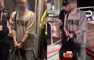 Stuu w kajdankach na lotnisku w Polsce. Policja opublikowała nagranie z lotniska