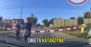 Przeszli z dzieckiem na rękach mimo opuszczonych rogatek. Chwilę później przejechał pociąg