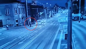 Pijany Ukrainiec na hulajnodze wjechał tuż przed radiowóz na skrzyżowaniu. Wymuszenie zarejestrował monitoring