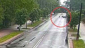 Wyskoczył z jadącego Mercedesa. Auto pojechało dalej i wbiło się w ogrodzenie Zdjęcie główne wpisu