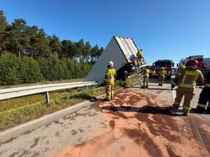 Śmiertelny wypadek na A4. Ciężarówka przebiła bariery, droga była zablokowana przez kilka godzin
