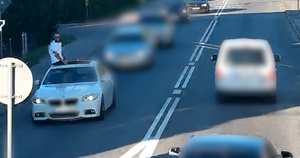 Pasażer jechał na dachu BMW ulicami Jasła. Cały rajd w oku policyjnej kamery