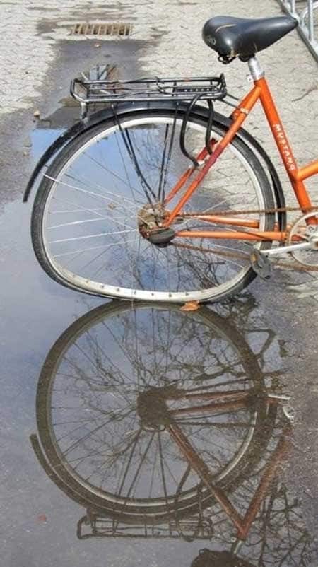 1. W odbiciu, koło roweru jest w pełni sprawne.