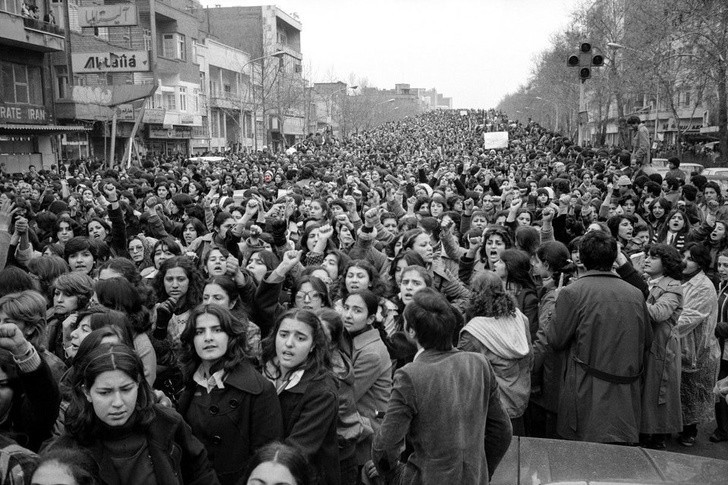 Kobiety protestują przeciwko przymusowemu noszeniu Hidżabu po rewolucji. Iran, 1979 rok