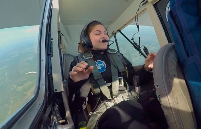 Pomimo niezwykle wymagającego szkolenia NASA, Carson uczy się też wszystkich swoich przedmiotów szkolnych w 4 językach