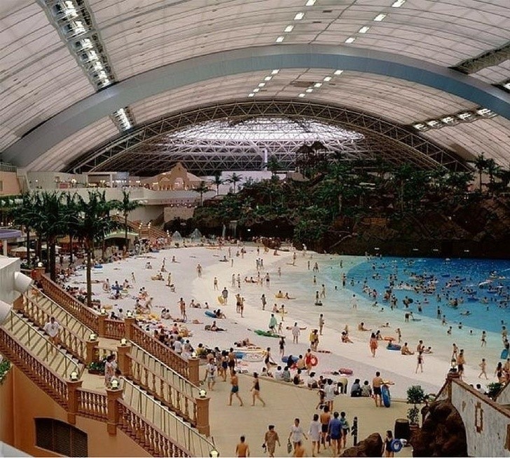 9. Seagaia Ocean Dome, jeden z największych zamkniętych parków wodnych na świecie.