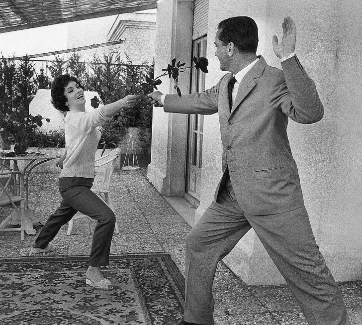 19. Aktorka Gina Lollobrigida i jej mąż, Milko Skofic, na festiwalu filmowym w Cannes, 1958.