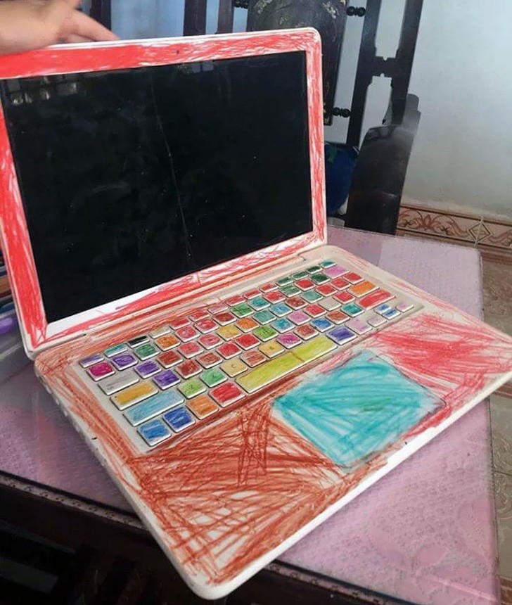 Nowy laptop byl jakiś brzydki 