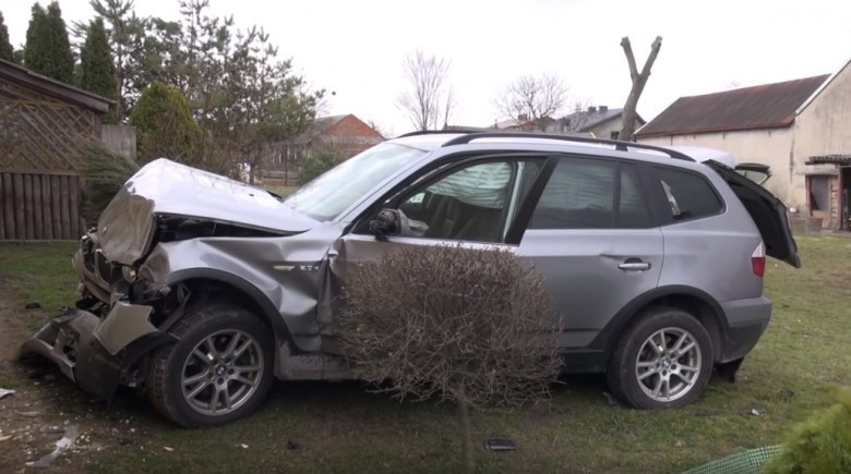 Tak wyglądało BMW po zderzeniu z domem