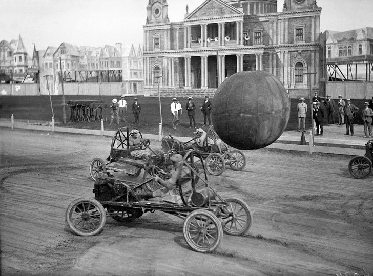 Mężczyźni grający w piłkę prowadząc specjalne auta, Kanada, 1925.