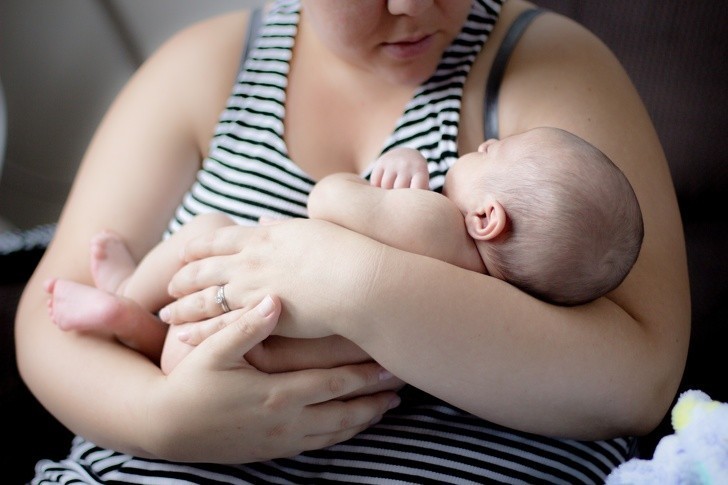 Urlop macierzyński trwa 3 miesiące. Ojcowie także otrzymują urlop, lecz trwa on tylko 20 dni.