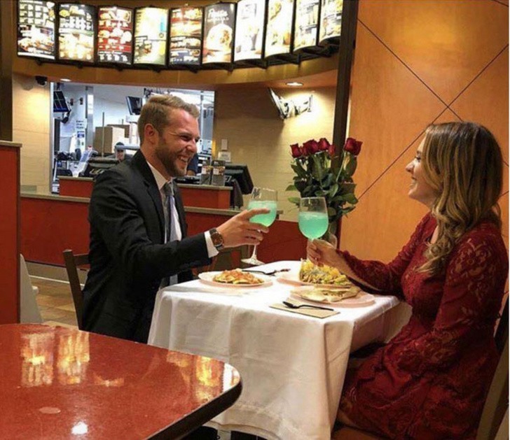 Kto powiedział, że restauracje fast food to nieodpowiednie miejsce do świętowania rocznicy?