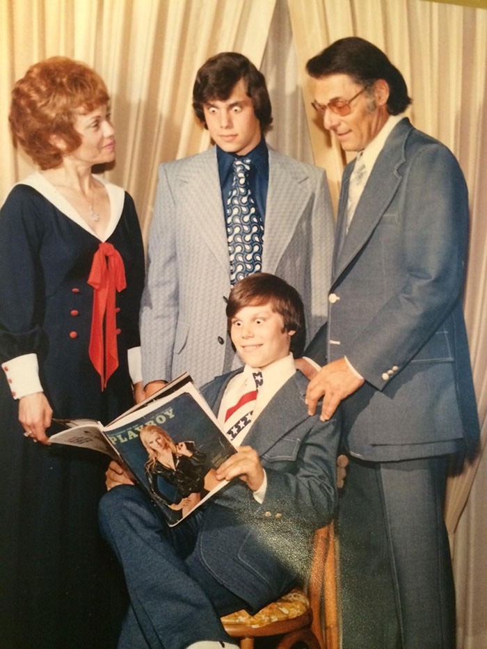 Mój tata (trzymający magazyn), babcia, dziadek, i wujek w jego barze, 1972.