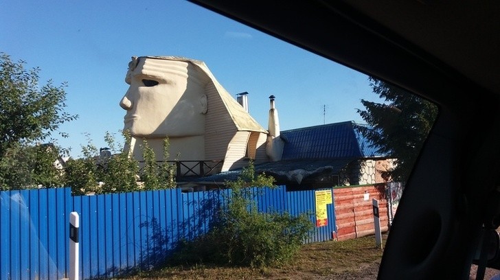 Zwyczajny dom, gdzieś na przedmieściach...