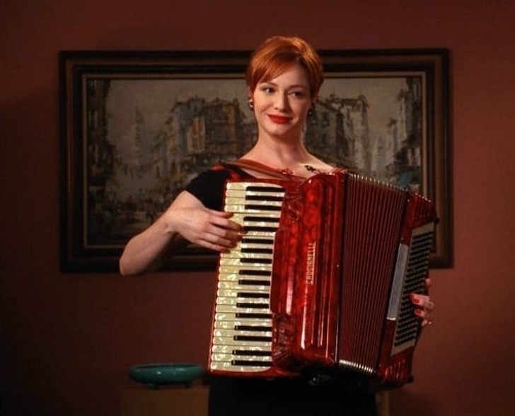 5. Christina Hendricks, podobnie jak jej postać w Mad Men, potrafi grać na akordeonie.