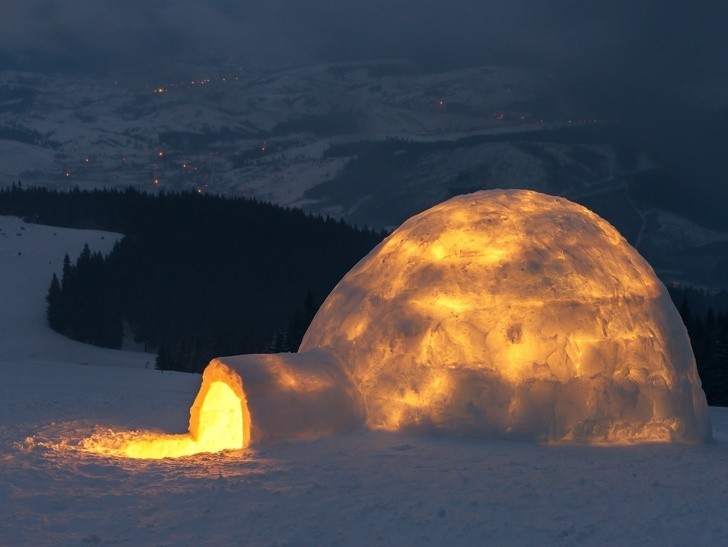 Tak wygląda igloo po rozpaleniu ogniska wewnątrz.