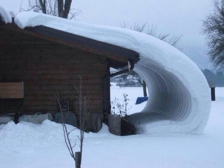 1. Śnieg zsunął się z dachu w jednej fali.