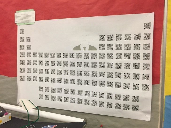 11. Mój nauczyciel chemii ma układ okresowy wykonany z kodów QR.